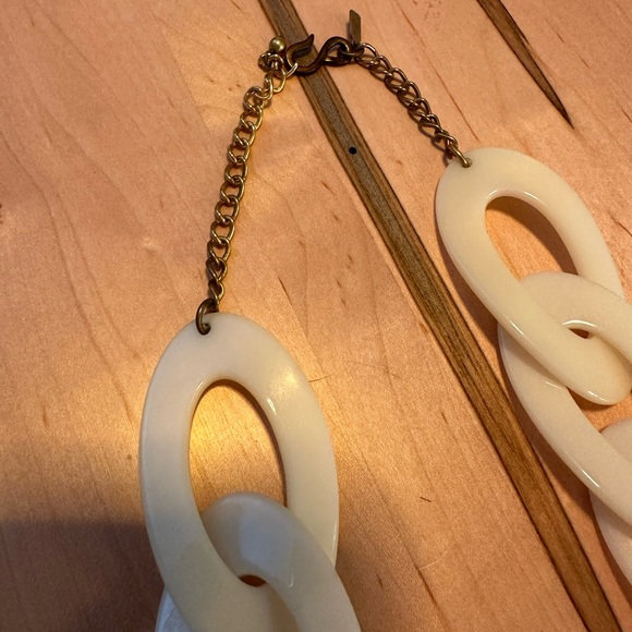 Kenneth Jay Lane Resin Link Statement Necklace - Picture 2 of 5